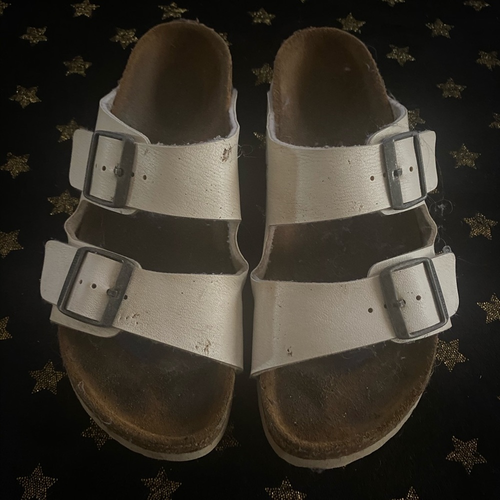 Birkenstock Sandals
Women about a Size 8 (no size tag)
Used, Good Conditions